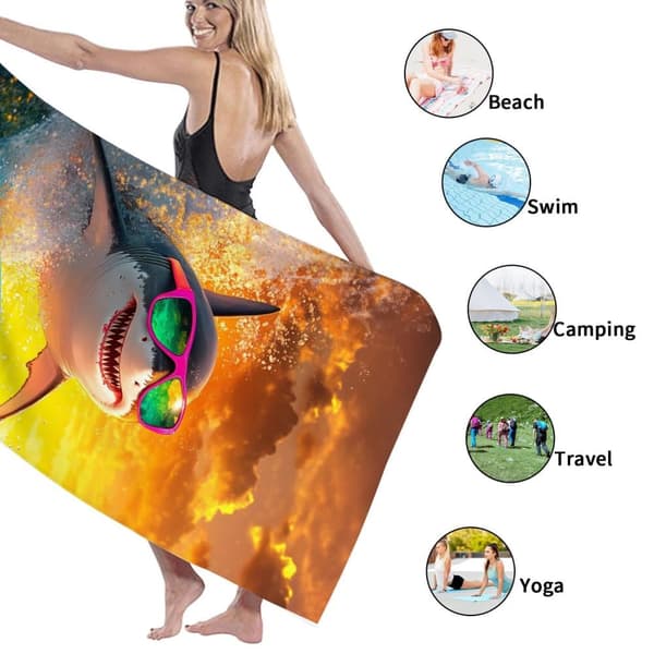 Bomclap Rantapyyhe 70x140cm - Cooler Hai mit Surffilauta - Kylpypyyhe Matkapyyhe