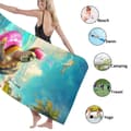Pikkukuva 4 / 4: Bomclap Rantapyyhe 70x140cm - Meeresschildkröte auf Luftmatratze mit Getränk - Kylpypyyhe Matkapyyhe