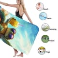 Pikkukuva 4 / 4: Bomclap Rantapyyhe 70x140cm - Meeresschildkröte mit Sonnenbrille und Getränk auf Luftmatratze - Rantapyyhe Matkapyyhe