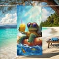 Pikkukuva 1 / 4: Bomclap Rantapyyhe 70x140cm - Meeresschildkröte mit Sonnenbrille und Getränk auf Luftmatratze - Rantapyyhe Matkapyyhe