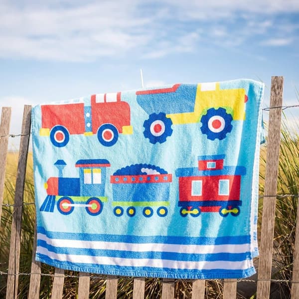 Bomclap Badehåndklæde til børn – Tog, Fly og lastbiler, 100% Bomuld, 160x80 cm, Sandfri