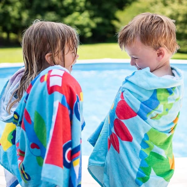 Bomclap Badehåndklæde til børn – Tog, Fly og lastbiler, 100% Bomuld, 160x80 cm, Sandfri