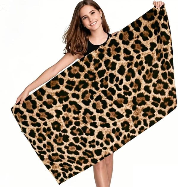 Bomclap Leopard Kylpypyyhe – Ylisuuri 80x160 cm, gepardikuvio, mikrokuitu, hiekaton ja nopeasti kuivuva