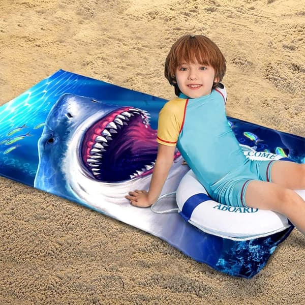 Bomclap Shark Beach Håndklæde – 80x160 cm, Cool Ocean Design, Microfiber, Sandless, Gave til mænd og kvinder