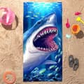 Pikkukuva 2 / 6: Bomclap Shark Rantapyyhe – 80x160 cm, Cool Ocean Design, Mikrokuitu, Hiekaton, Lahja miehille ja naisille