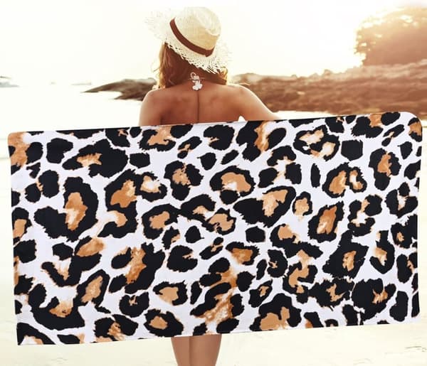 Bomclap Leopard rantapyyhe – 80x160 cm, gepardiprintti, mikrokuitu, hiekaton, mustavalkoinen design, ainutlaatuinen lahja