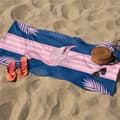 Miniatyrbillede 6 af 6: OBOSOE Strandhåndklæde 70x140cm - Flamingo & Palmenblätter im Streifenlook - Badehåndklæde Rejsehåndklæde