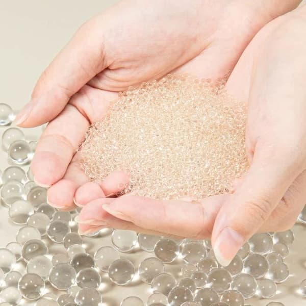 En förpackning på 250 g innehåller cirka 50 000-55 000 genomskinliga färgade gelpärlor. Tillverkad av material
