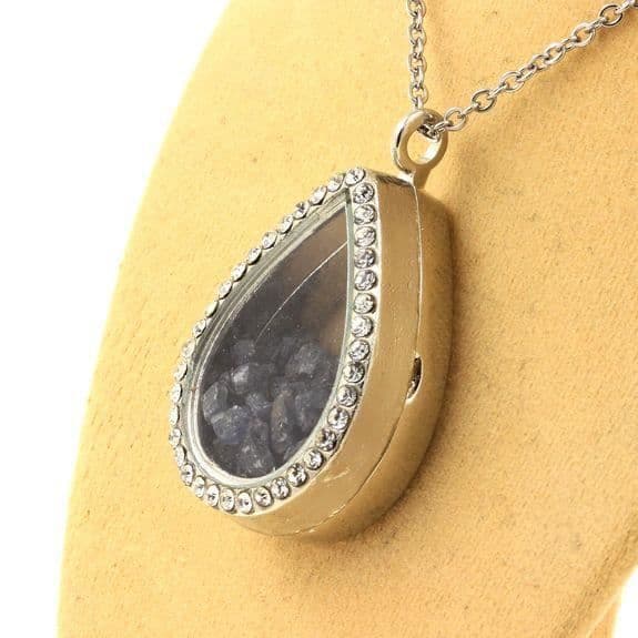 Stenar och mineraler. Rå safir halsband. Drop-modell.