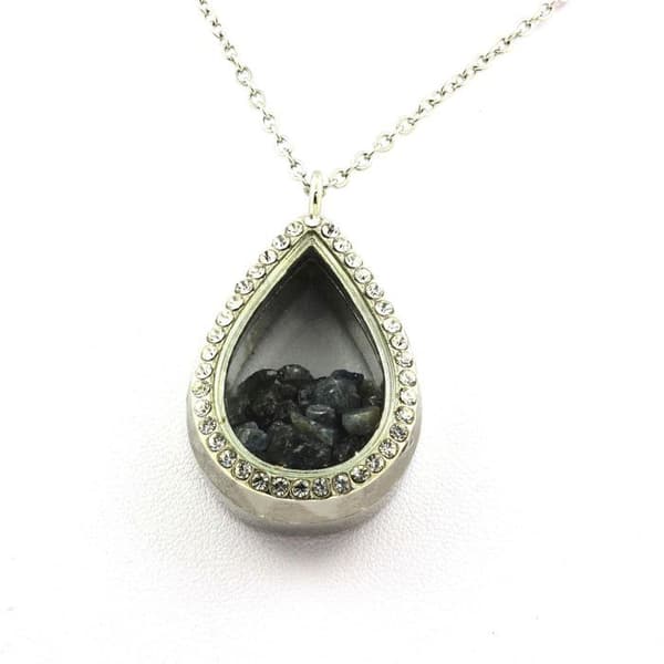 Stenar och mineraler. Rå safir halsband. Drop-modell.