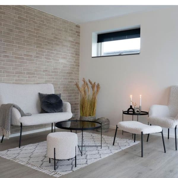 Alford Pouf, taburett, imitation fårskinn, vit.