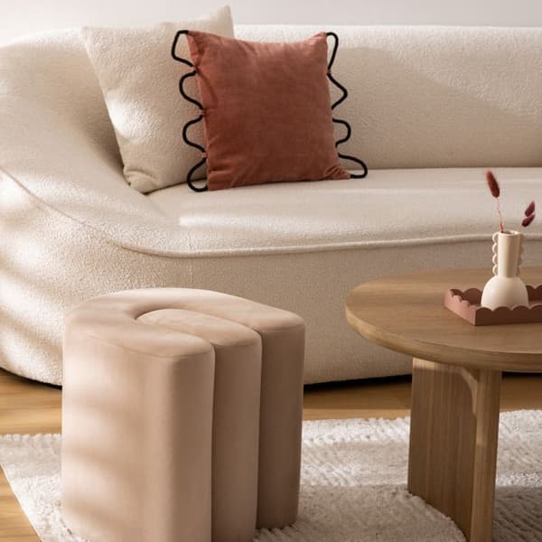 Pouf i sammet Bolan beige 40x40cm - Atmosphera inredningsdesign - Beige