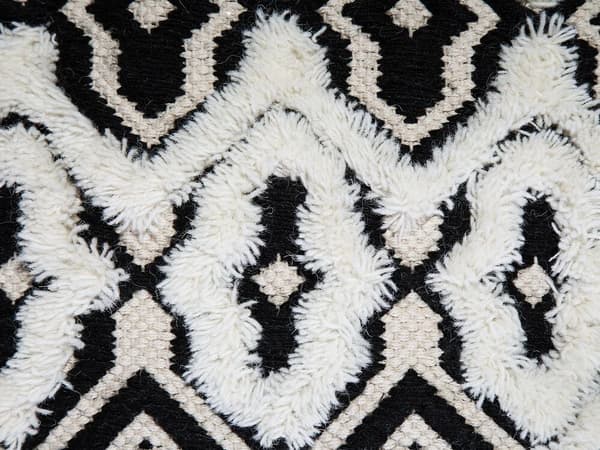 Puf 45 x 45 x 45 cm sort og hvid ORAI Lumarko!
