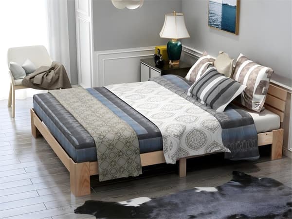 Träsäng Dubbelsäng bestående av sängram med huvudgavel med lamellram Massivt trä Massiv dubbelsäng kan användas som tallsäng200 x 140 cm