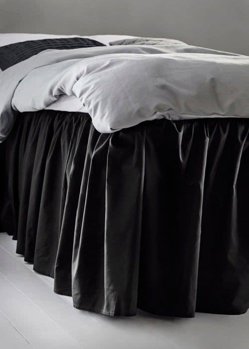 Jotex - 1528362 - Zack Ruffled Bed Bumper - 100 % ekologisk premiumbomull, Höjd 60 cm - Gråsvart, 140 x 200 cm