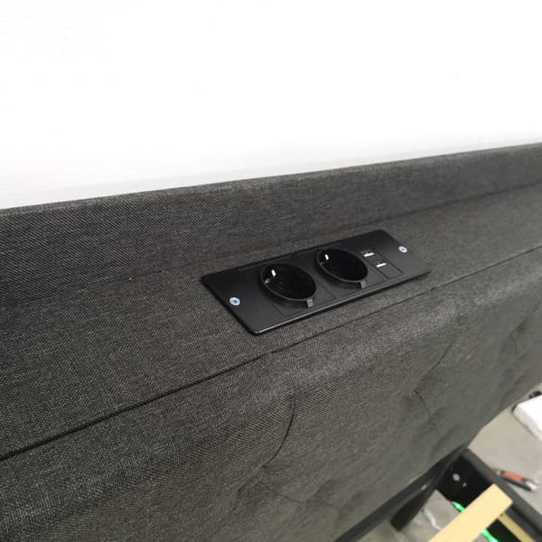160 x 200 cm polstret linned seng - med USB og LED opladningstilslutning - med lamelramme - grå