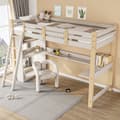 Miniatyrbillede 3 af 11: Børneloftseng 90x200 cm i massivt træ – hvid højseng med sengehest, skrå stige, skrivebord og hylder – multifunktionel familieseng med lamelbund