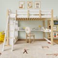 Miniatyrbillede 1 af 11: Børneloftseng 90x200 cm i massivt træ – hvid højseng med sengehest, skrå stige, skrivebord og hylder – multifunktionel familieseng med lamelbund