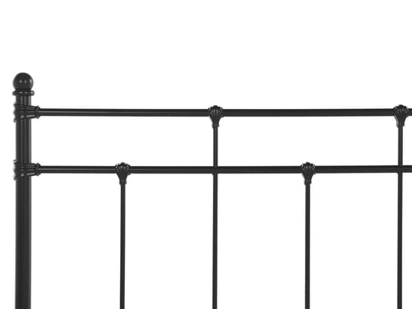 En sort metal dobbeltseng 10 x 200 cm med ramme og retro sengegavl