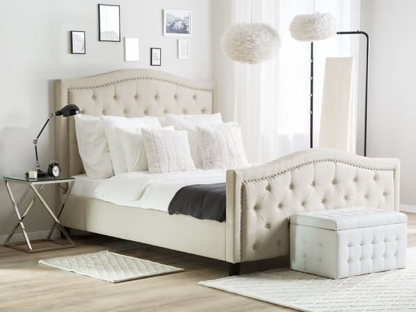 Dobbelt Polstret Beige Seng 180 x 200 cm med Quiltet Sengegavl og Fodstøtte med Nitter