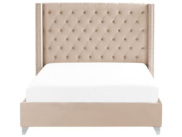 En Beige Polstret Seng 160 x 200 cm med en Ramme og en Høj Quiltet Sengegavl