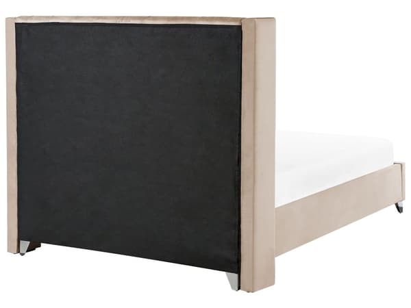 En Beige Polstret Seng 160 x 200 cm med en Ramme og en Høj Quiltet Sengegavl