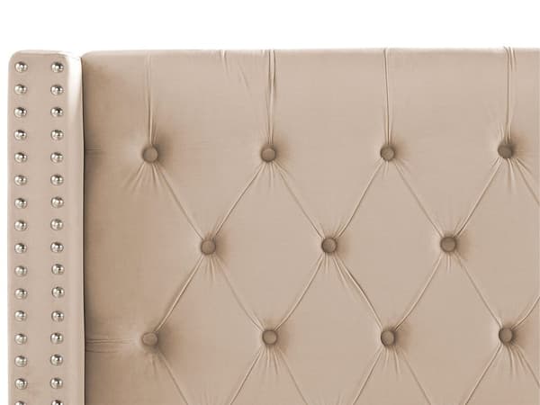 En Beige Polstret Seng 160 x 200 cm med en Ramme og en Høj Quiltet Sengegavl