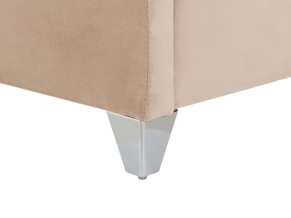 En Beige Polstret Seng 160 x 200 cm med en Ramme og en Høj Quiltet Sengegavl
