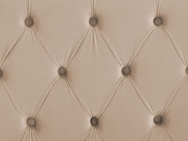 En Beige Polstret Seng 160 x 200 cm med en Ramme og en Høj Quiltet Sengegavl