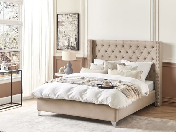 En Beige Polstret Seng 160 x 200 cm med en Ramme og en Høj Quiltet Sengegavl
