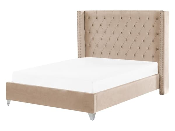 En Beige Polstret Seng 160 x 200 cm med en Ramme og en Høj Quiltet Sengegavl