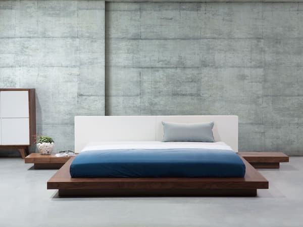 Parisänky ruskea MDF-levy 180 x 200 cm sälepohja yöpöydät valkoinen keinonahka sängynpääty LED-valo matala moderni tyyli