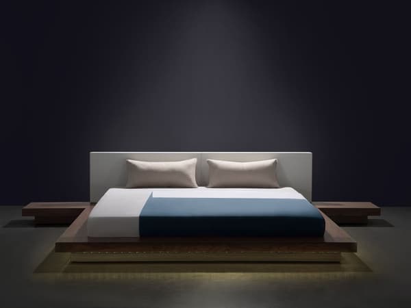 Parisänky ruskea MDF-levy 180 x 200 cm sälepohja yöpöydät valkoinen keinonahka sängynpääty LED-valo matala moderni tyyli