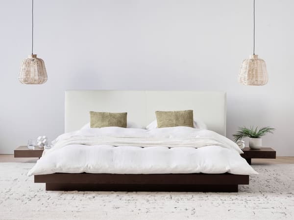 Vesisänky tumma MDF-levy 160 x 200 cm tarvikkeilla yöpöydät valkoinen keinonahka sängynpääty matala moderni tyyli