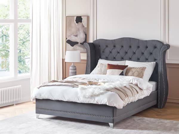 Parisänky harmaa sametti verhoiltu puu 160 x 200 cm sälepohja napitettu verhoilunaulat glamour retro tyyli