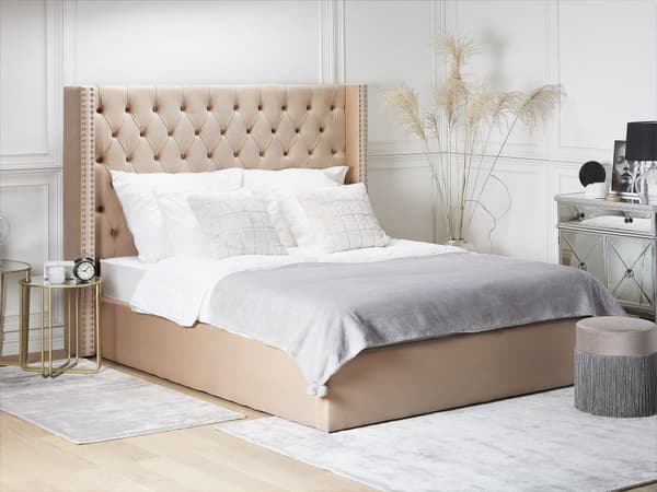 En Beige Polstret seng 180 x 200 cm med en Opbevaringsramme og en Høj Quiltet Sengegavl