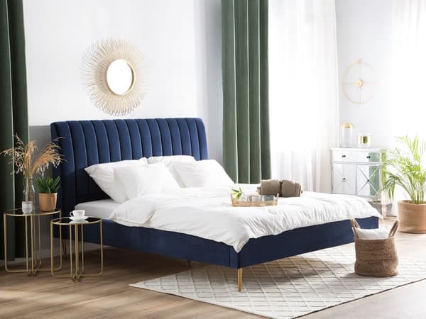 Marineblå seng med ramme polstret i fløyel med gylne ben 180 x 200 cm høy sengegavl i retrodesign