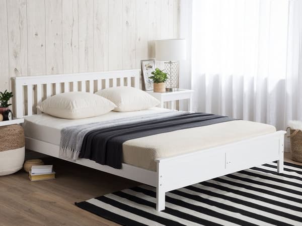 Hvit seng med treramme 180 x 200 cm Lav sengegavl Minimalistisk design