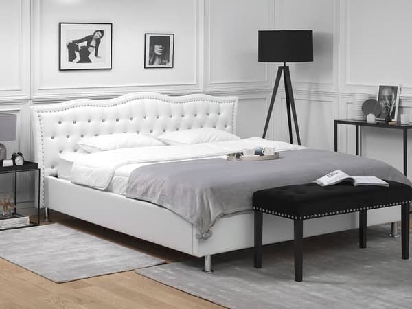 Seng Hvit Imitert skinn 180 x 200 cm Dekorative knapper og spikerhoder Sengegavl Glamorøs stil Dobbeltseng Sengeramme Soverom