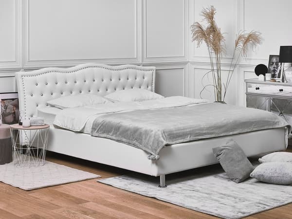 Dobbeltseng med oppbevaring Hvit Imitert skinn 180 x 200 cm Dekorative knapper og spikerhoder Sengegavl Glamorøs stil Sengeramme Soverom
