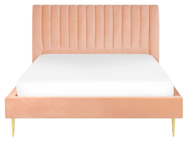 Seng med ferskenfarget ramme polstret i fløyel med gyldne ben 160 x 200 cm Høyt hode i retrodesign