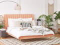Miniatyrbilde 2 av 10: Seng med ferskenfarget ramme polstret i fløyel med gyldne ben 160 x 200 cm Høyt hode i retrodesign