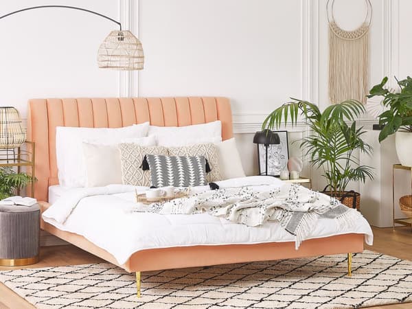 Seng med ferskenfarget ramme polstret i fløyel med gyldne ben 160 x 200 cm Høyt hode i retrodesign