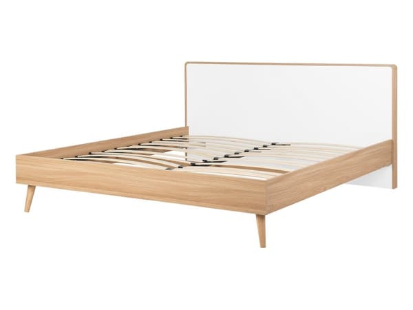 Hvit seng i lyst tre 140 x 200 cm med ramme og sengegavl Skandinavisk minimalistisk design