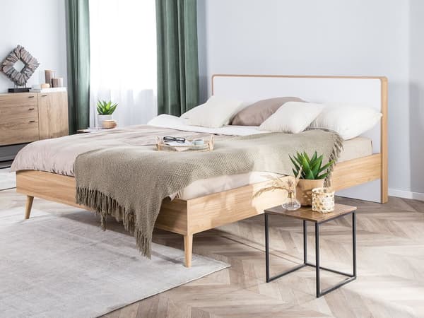 Hvit seng i lyst tre 140 x 200 cm med ramme og sengegavl Skandinavisk minimalistisk design