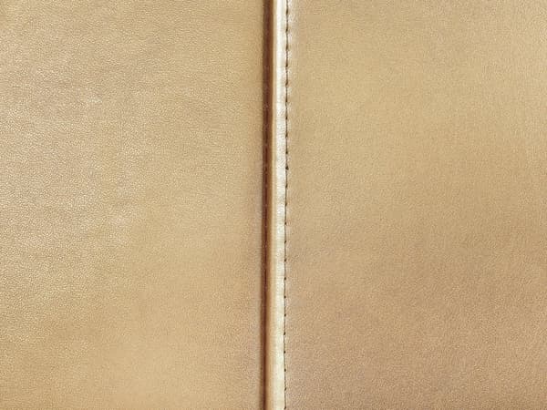 Dobbeltseng Gold Leather 160 x 200 cm tykk polstret to-mannsseng Lav sengeramme med høy sengegavl Moderne Glamour Design Soveromstilbehør
