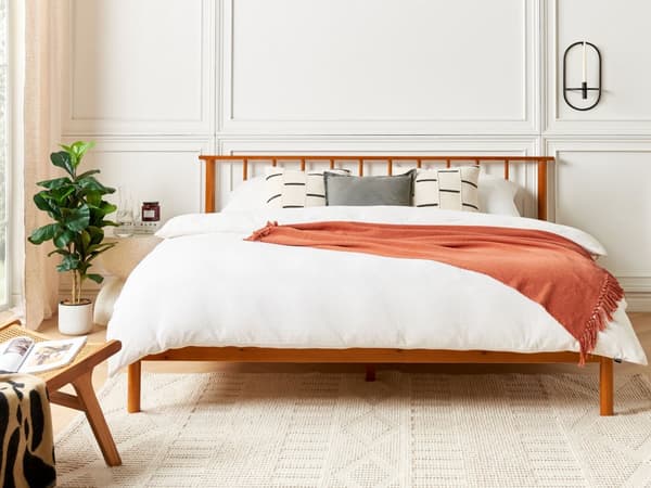 Lys fyrretræsramme seng 180 x 200 cm med lamelhovedgærde dobbeltseng minimalistisk rustik stil