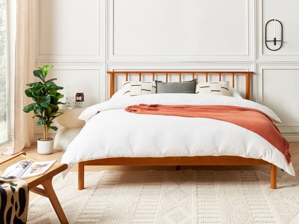 Lys fyrretræsramme seng 160 x 200 cm med lamelhovedgærde dobbeltseng minimalistisk rustik stil