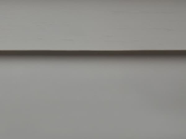 Seng med ramme grå træramme 140 x 200 cm lavt hovedgærde minimalistisk traditionelt design