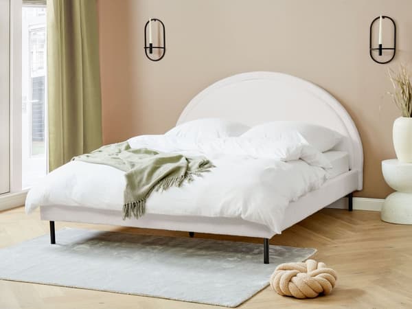 Seng Hvit Bouclé polstret spileramme 160 x 200 cm høy Rund sengegavl Retro soveromsmøbler Utstyr